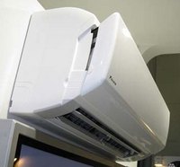 При включении кондиционера Daikin FTXR28E лицевая панель слегка отходит от блока и вверх